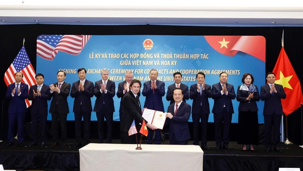 Tổng Bí thư Tô Lâm chứng kiến lễ trao giấy phép giữa Bộ Khoa học và Công nghệ và Công ty Starlink trao giấy phép cung cấp dịch vụ viễn thông có hạ tầng mạng (loại mạng viễn thông cố định vệ tinh) cho Công ty trách nhiệm hữu hạn Starlink Services Việt Nam; giấy phép cung cấp dịch vụ viễn thông có hạ tầng mạng (loại mạng viễn thông di động vệ tinh) cho Công ty trách nhiệm hữu hạn Starlink Services Việt Nam. (Ảnh: Thống Nhất/TTXVN)