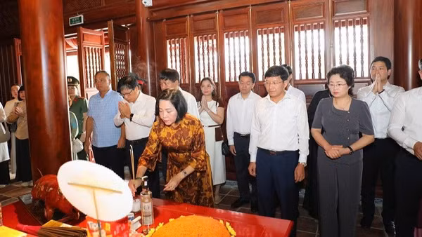 Đồng chí Nguyễn Thị Thanh, Ủy viên Trung ương Đảng, Phó Chủ tịch Quốc hội cùng thành viên Đoàn công tác thành kính dâng hương tưởng niệm Chủ tịch Hồ Chí Minh vĩ đại.