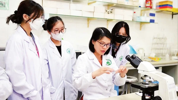 Các nhà khoa học nữ thực hành nghiên cứu tại Trung tâm Nghiên cứu bệnh truyền nhiễm, Trường đại học Quốc tế, Đại học Quốc gia Thành phố Hồ Chí Minh.