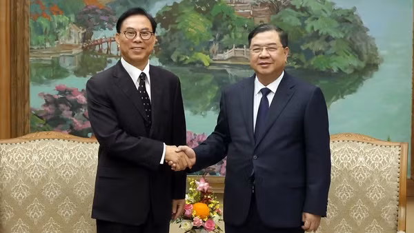 Phó Thủ tướng Thường trực Chính phủ Phạm Gia Túc tiếp ông Tiền Chấn Hoa, Chủ tịch Hiệp hội Hợp tác quốc tế doanh nghiệp vừa và nhỏ Thượng Hải (SIAB), Trung Quốc. (Ảnh: VGP/Phương Nguyên)