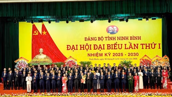 Các đại biểu chụp ảnh lưu niệm cùng Ban Chấp hành Đảng bộ tỉnh Ninh Bình, nhiệm kỳ 2025-2030 trong Lễ khai mạc Đại hội đại biểu Đảng bộ tỉnh Ninh Bình lần thứ I, ngày 1/10/2025. (Ảnh: VŨ VĂN LÚA)
