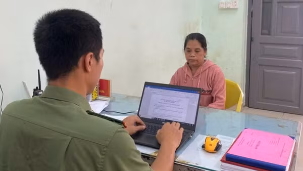 Cơ quan chức năng làm việc với bà Triệu Thị Tâm. (Ảnh: Công an cung cấp)