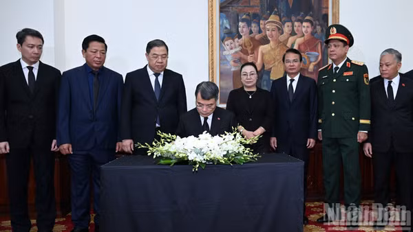 Thủ tướng Lê Minh Hưng ghi sổ tang, viếng Chủ tịch Quốc hội Lào Xaysomphone Phomvihane.
