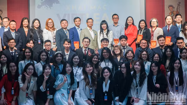 Đại sứ Trịnh Đức Hải, Đại sứ Nguyễn Thị Vân Anh cùng đại diện các tổ chức, hiệp hội, doanh nghiệp chụp ảnh lưu niệm với các đại biểu tham dự chương trình VIETLEAD đầu tiên tại Paris.