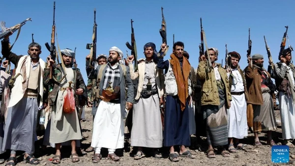 Các tay súng và người ủng hộ lực lượng Houthi tại Yemen tham gia một cuộc tuần hành vũ trang phản đối Israel ở huyện Arhab, phía bắc thủ đô Sanaa, Yemen, ngày 3/11/2025. (Ảnh: Tân Hoa xã)