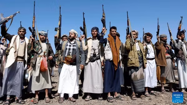 Các tay súng và người ủng hộ lực lượng Houthi tại Yemen tham gia một cuộc tuần hành vũ trang phản đối Israel ở huyện Arhab, phía bắc thủ đô Sanaa, Yemen, ngày 3/11/2025. (Ảnh: Tân Hoa xã)