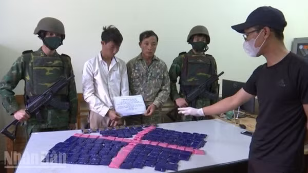 Hai đối tượng Mùa A Vàng và Mùa A Chống Khua bị bắt giữ cùng tang vật.