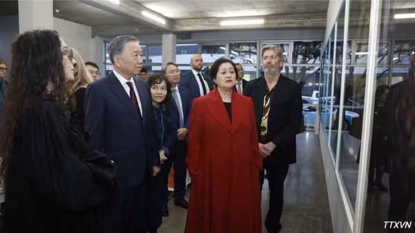 Tổng Bí thư, Chủ tịch nước Tô Lâm và Toàn quyền New Zealand Dame Cindy Kiro tham quan Triển lãm ảnh StarkWhite của nhiếp ảnh gia Fiona Pardington. (Ảnh: Thống Nhất/TTXVN)