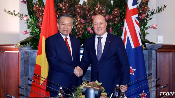 Tổng Bí thư, Chủ tịch nước Tô Lâm và Thủ tướng New Zealand Christopher Luxon chụp ảnh chung. (Ảnh: Thống Nhất/TTXVN)