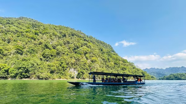Du khách tham quan trên hồ Ba Bể.