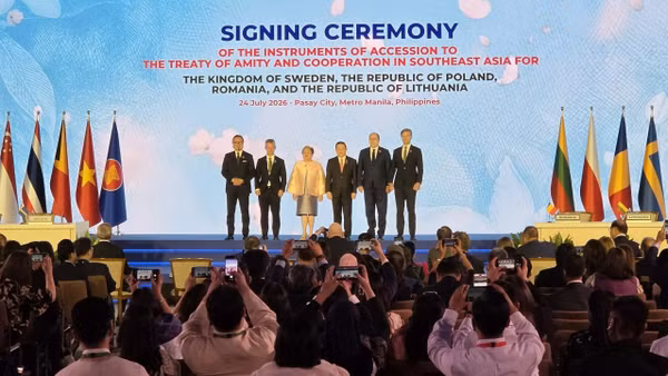 Bộ trưởng 4 nước mới gia nhập TAC và Bộ trưởng Ngoại giao Philippines Ma. Theresa P. Lazaro chụp ảnh lưu niệm. (Ảnh: Việt Dũng/PV TTXVN từ Philippines)