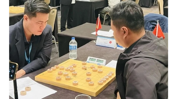 Kỳ thủ cờ tướng Lại Lý Huynh (bên trái) thi đấu tại một giải đấu của làng cờ tướng Trung Quốc.