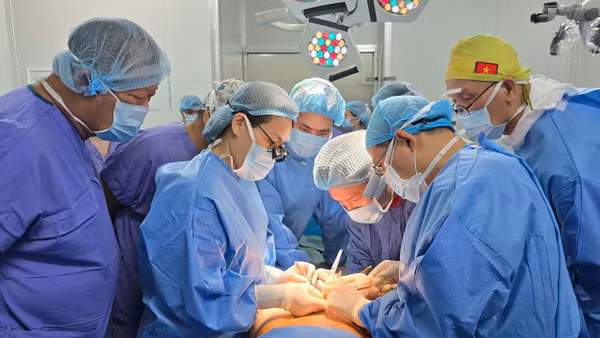 Các bác sĩ Bệnh viện Hữu nghị Việt Đức thực hiện ca ghép. (Ảnh: Bệnh viện cung cấp)