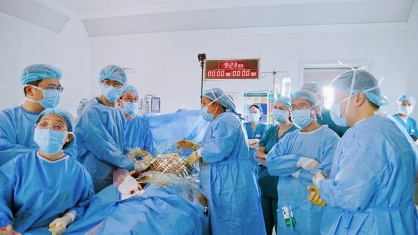 Ê-kíp thực hiện ca can thiệp tim bào thai thứ 14. (Ảnh: Bệnh viện cung cấp)