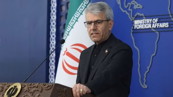 Người phát ngôn Bộ Ngoại giao Iran Esmaeil Baghaei phát biểu tại cuộc họp báo ở Tehran. (Ảnh: THX/TTXVN)