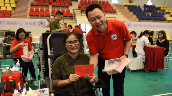 Ông Nguyễn Hoàng Long, Chủ tịch Hội Chữ thập đỏ tỉnh Tuyên Quang trao giấy chứng nhận cho người hiến máu tình nguyện.