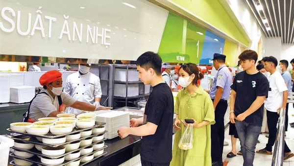 Giờ ăn trưa của người lao động tại Công ty trách nhiệm hữu hạn Hyundai Kefico Việt Nam, thành phố Hải Phòng. (Ảnh: ĐĂNG ANH)