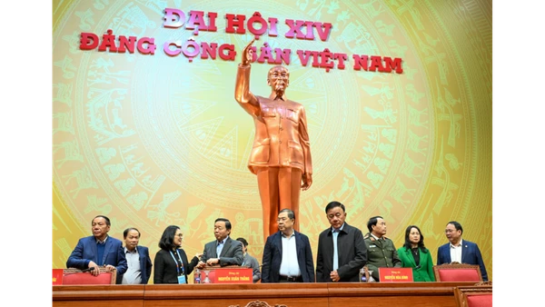 Thường trực Ban Bí thư Trần Cẩm Tú kiểm tra khu vực trung tâm hội trường tổ chức Đại hội XIV của Đảng. (Ảnh: DUY LINH)