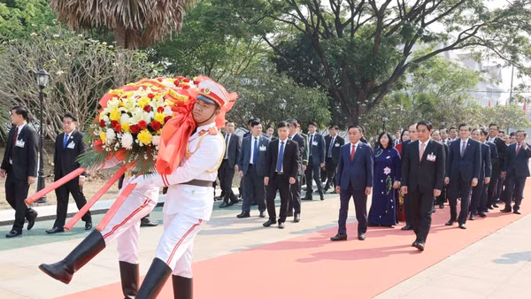 Thường trực Ban Bí thư Trần Cẩm Tú cùng Đoàn đại biểu cấp cao Việt Nam đặt vòng hoa tại Đài tưởng niệm Liệt sĩ vô danh ở thủ đô Viêng Chăn. (Ảnh: Phương Hoa/TTXVN)