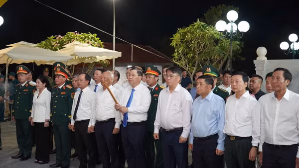 Đồng chí Phạm Gia Túc cùng các đại biểu dự lễ tri ân dâng hương các liệt sĩ hy sinh tại trận địa pháo Bãi Dừa