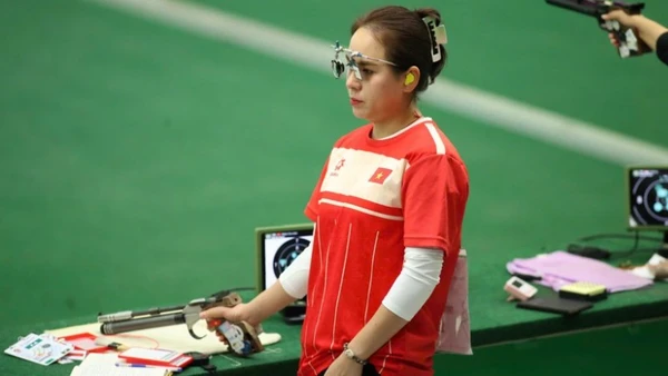 Xạ thủ Trịnh Thu Vinh giữ vững phong độ qua từng phát bắn ở nội dung 10m súng ngắn hơi đồng đội nữ tại SEA Games 33.