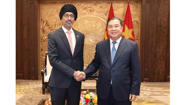 Chánh Văn phòng Trung ương Đảng Phạm Gia Túc tiếp Đại sứ Singapore tại Việt Nam Rajpal Singh. (Ảnh: Phương Hoa/TTXVN)