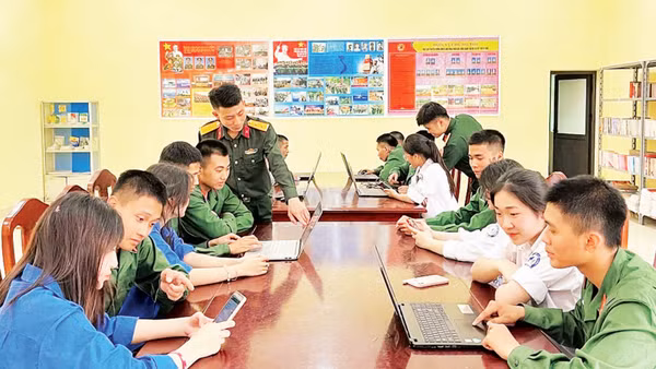 Cán bộ, chiến sĩ Sư đoàn 325 và đơn vị kết nghĩa tham gia thi trực tuyến tìm hiểu 80 năm Ngày thành lập Quân đội nhân dân Việt Nam (Ảnh Sư đoàn 325)