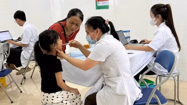Các y, bác sĩ Trạm Y tế xã Ba Vì (thành phố Hà Nội) khám sức khỏe cho trẻ em trên địa bàn.