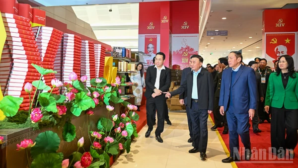 Thường trực Ban Bí thư Trần Cẩm Tú, Trưởng Tiểu ban Tổ chức phục vụ Đại hội kiểm tra sơ duyệt công tác tổ chức Đại hội XIV của Đảng. (Ảnh: DUY LINH)