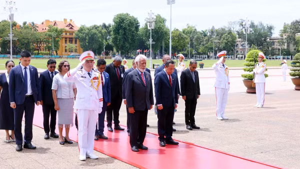 Thủ tướng Timor-Leste Kay Rala Xanana Gusmão đến đặt vòng hoa và vào Lăng viếng Chủ tịch Hồ Chí Minh. (Ảnh: Phạm Kiên/TTXVN)