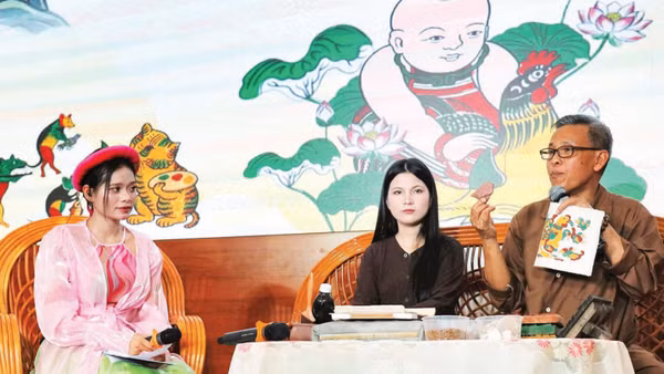 Nghệ nhân làng tranh Đông Hồ chia sẻ về quy trình, kỹ thuật in tranh tại chương trình “Hồn trên giấy mộc”. (Ảnh: HỌA KÝ ĐÔNG HỒ)