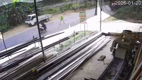 Diễn biến sự việc được camera nhà dân gần đó ghi lại.