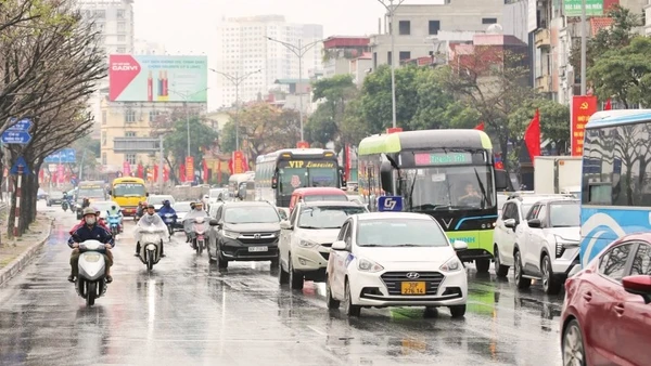Tại khu vực cửa ngõ phía nam nơi có tuyến cao tốc Pháp Vân-Cầu Giẽ và Quốc lộ 1A, lực lượng Cảnh sát giao thông tuần tra kiểm soát trên tuyến, bảo đảm không để xảy ra ùn ứ kéo dài. (Ảnh: LÊ KHÁNH)