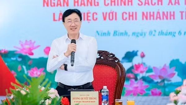 Tổng Giám đốc Ngân hàng Chính sách xã hội Dương Quyết Thắng chủ trì buổi làm việc với chi nhánh Ngân hàng Chính sách xã hội tỉnh Ninh Bình.