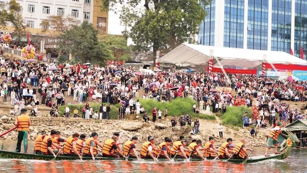 Hội đua thuyền trên sông Lô, tỉnh Tuyên Quang thu hút đông du khách. (Ảnh: ĐỨC THẮNG)