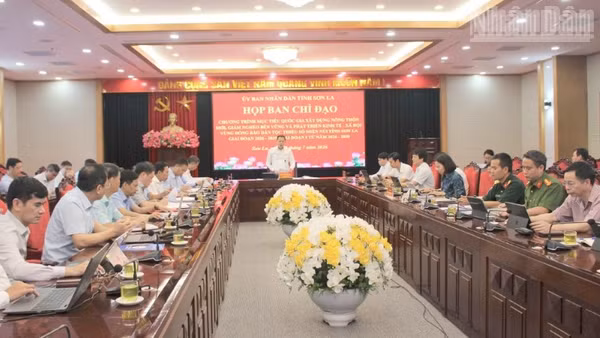 Đồng chí Nguyễn Đình Việt, Chủ tịch Ủy ban nhân dân tỉnh Sơn La chủ trì cuộc họp.
