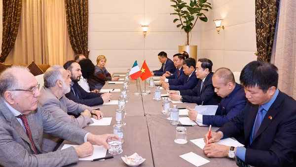 Chủ tịch Quốc hội Trần Thanh Mẫn gặp Tổng Bí thư Đảng Cộng sản tái lập Italia Maurizio Acerbo. (Ảnh: Doãn Tấn/TTXVN)