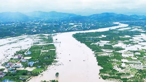 Nâng cao hiệu quả quan trắc giảm thiệt hại từ thời tiết cực đoan. Trong ảnh: Lũ lụt trên sông Lục Nam (Bắc Ninh).