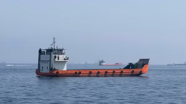 Tàu thuyền neo ngoài khơi thị trấn Khasab, Oman, chờ qua eo biển Hormuz. (Ảnh: THX/TTXVN phát)
