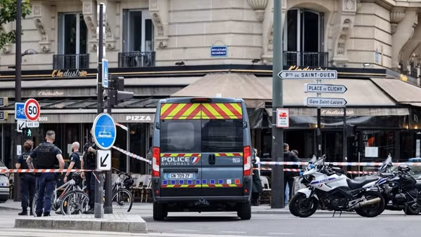 Cảnh sát được triển khai gần hiện trường vụ tấn công bằng dao ở thủ đô Paris (Pháp), ngày 27/7/2026. (Ảnh: THX/TTXVN phát)