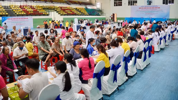 Người dân đến điểm khám sức khỏe tại phường Bình Phú. 