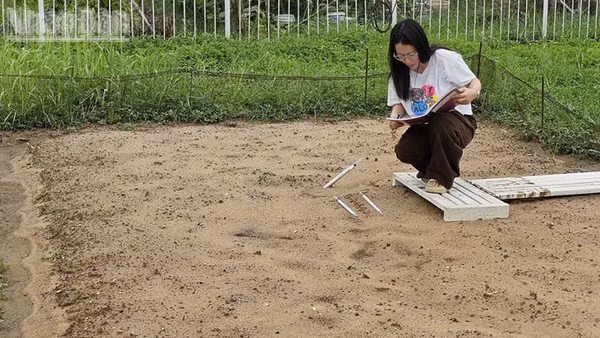 Nhân viên cơ quan khí tượng thủy văn Thanh Hóa đo độ ẩm trong đất. (Ảnh: Mai Luận)