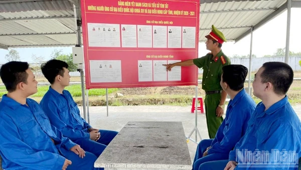 Cán bộ trại tạm giam tổ chức tuyên truyền về bầu cử đối với người bị giam giữ.