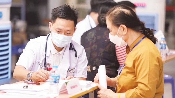 Thầy thuốc Bệnh viện Bạch Mai thăm khám cho bệnh nhân. (Ảnh: MINH QUYẾT)