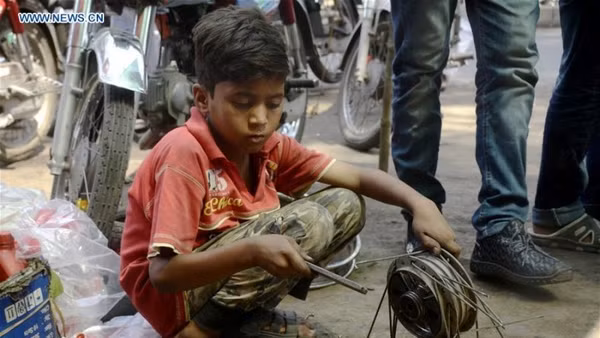 Một bé trai sửa xe đạp tại Rawalpindi, Pakistan, ngày 12/6/2019. (Ảnh minh họa: Tân Hoa xã)