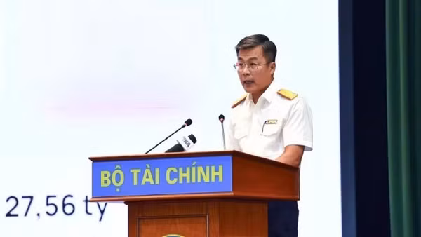 Phó Cục trưởng Cục Thuế Lê Long báo cáo tham luận tại hội nghị.
