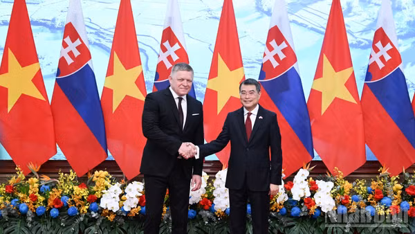 Thủ tướng Lê Minh Hưng và Thủ tướng nước Cộng hòa Slovakia Robert Fico.