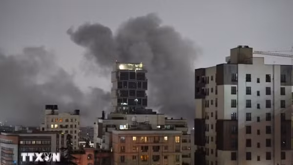 Khói bốc lên sau vụ tấn công tại Tehran, Iran. (Ảnh: THX/TTXVN)