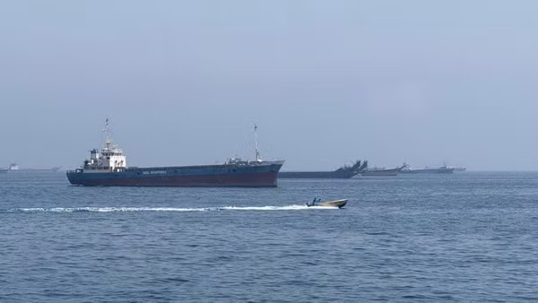 Các tàu thương mại neo đậu tại eo biển Hormuz, gần thị trấn Khasab, ở miền bắc Oman. (Ảnh: Tân Hoa xã)