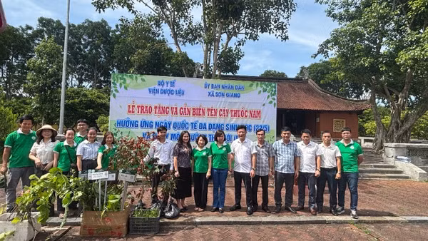 Các đại biểu tham dự buổi lễ.